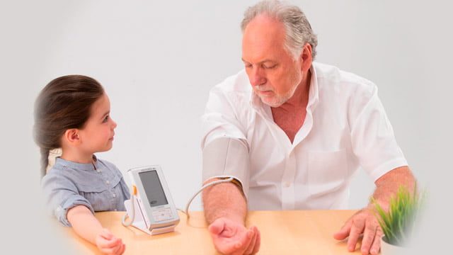 starija osoba meri krvni pritisak meracem koji detektuje atrijalnu fibrilaciju